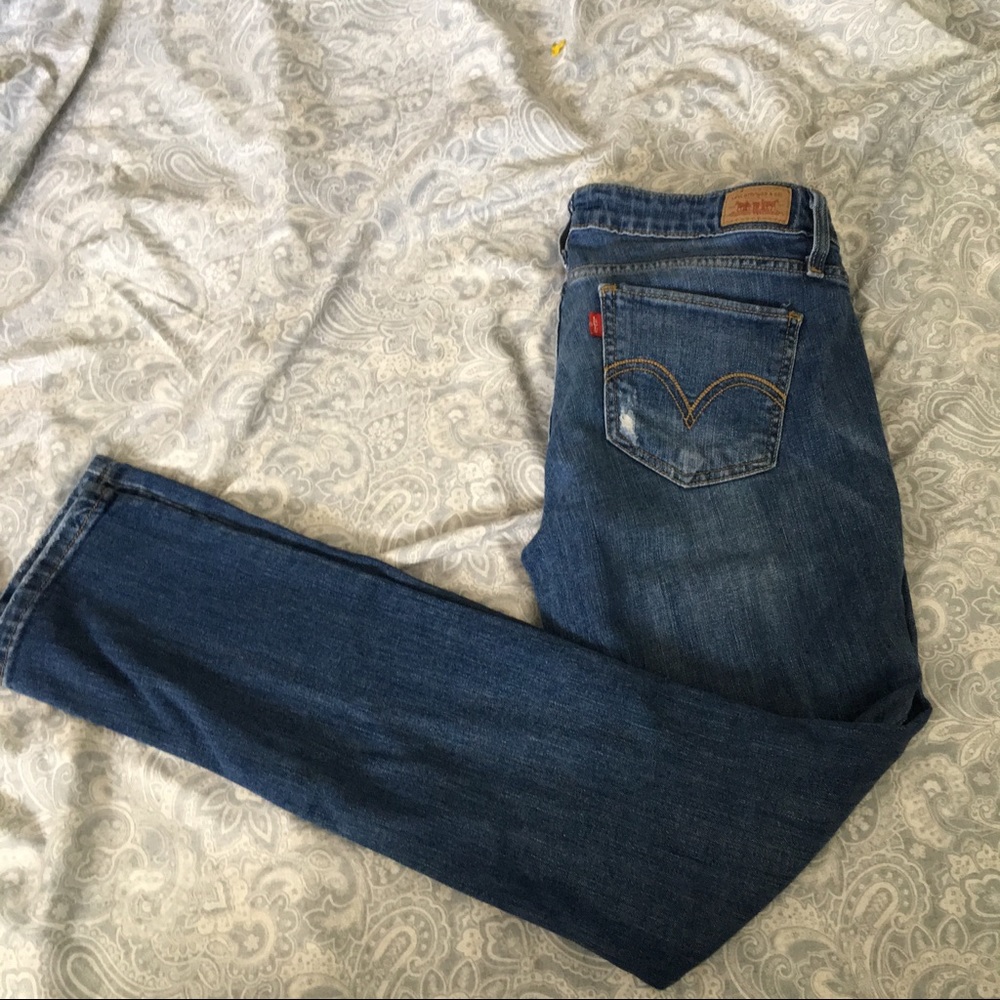 Low rise Levi's straight leg distressed